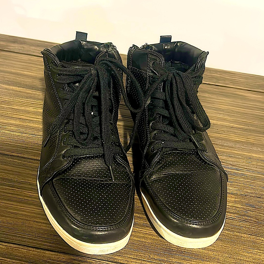 High Top Mens Gym Shoes. Size 10.5. DreamParis.